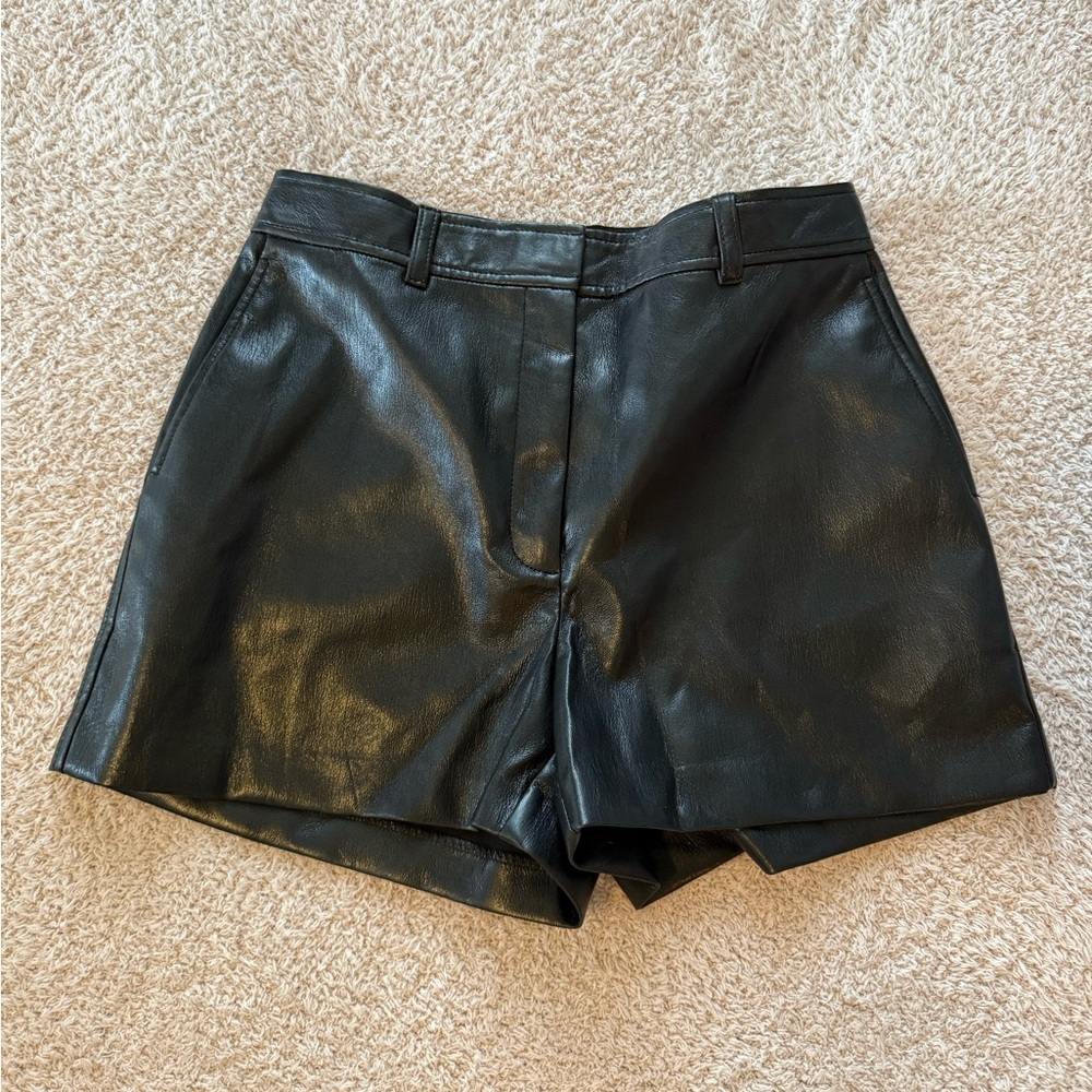 Aritizia Babaton shorts EUC size 6